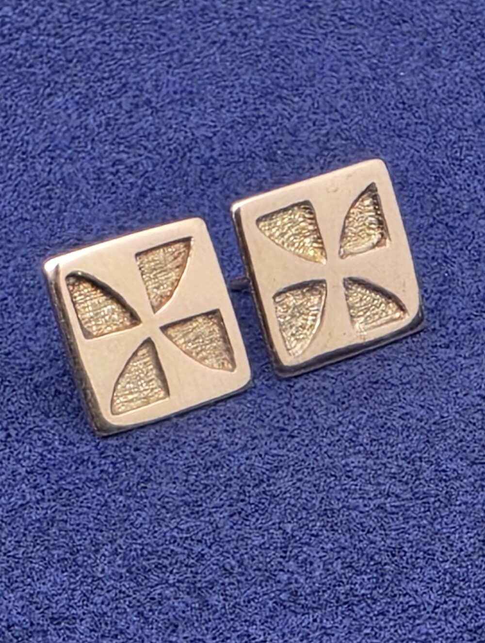 Vintage 18k Yellow Gold Split Four-Petal Square Stud Earrings